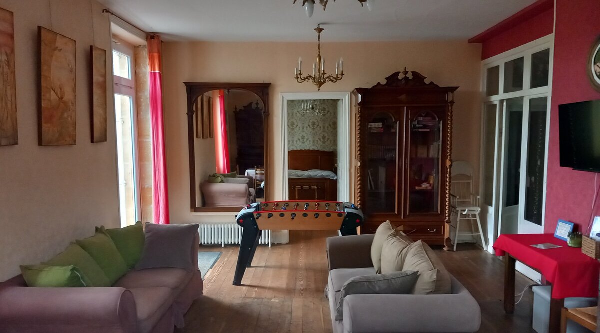 Salon de la Grande Paponie avec un accès direct à la terrasse, offrant un espace confortable pour se détendre en famille