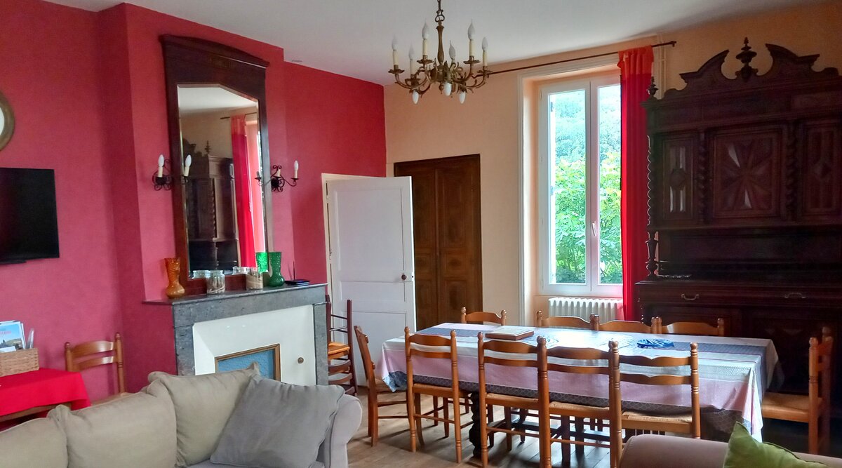 Salon de la Grande Paponie avec un accès direct à la terrasse, offrant un espace confortable pour se détendre en famille