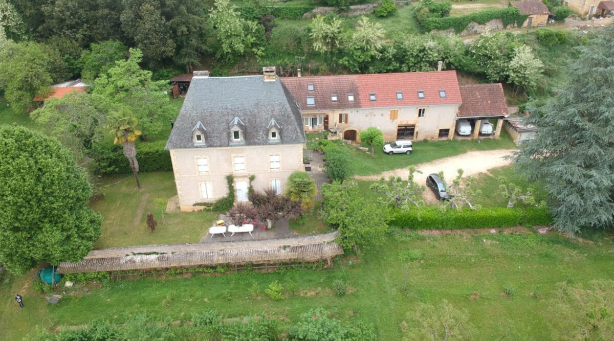 Vue aérienne de la Grande Paponie, mettant en valeur l'environnement verdoyant et l'architecture du gîte