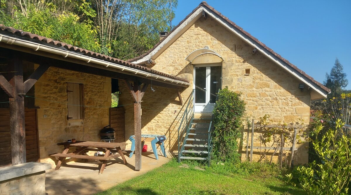 Vue d'ensemble de la façade de la Haute Paponie, une charmante maison de campagne en Dordogne